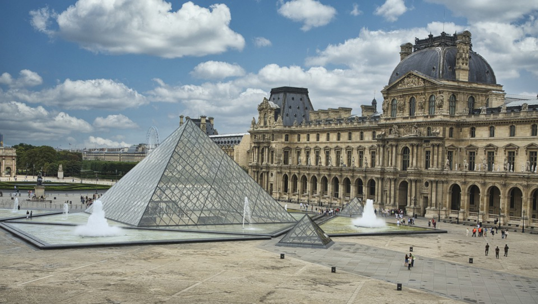 В Париже снова открывается Лувр
