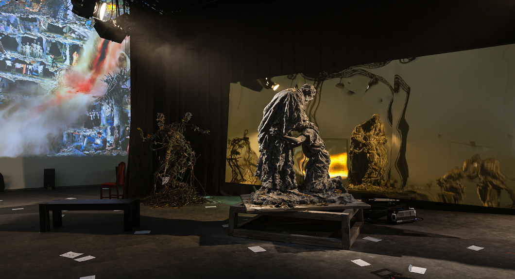 В петербургском Главном Штабе выставлена инсталляция Александра Сокурова