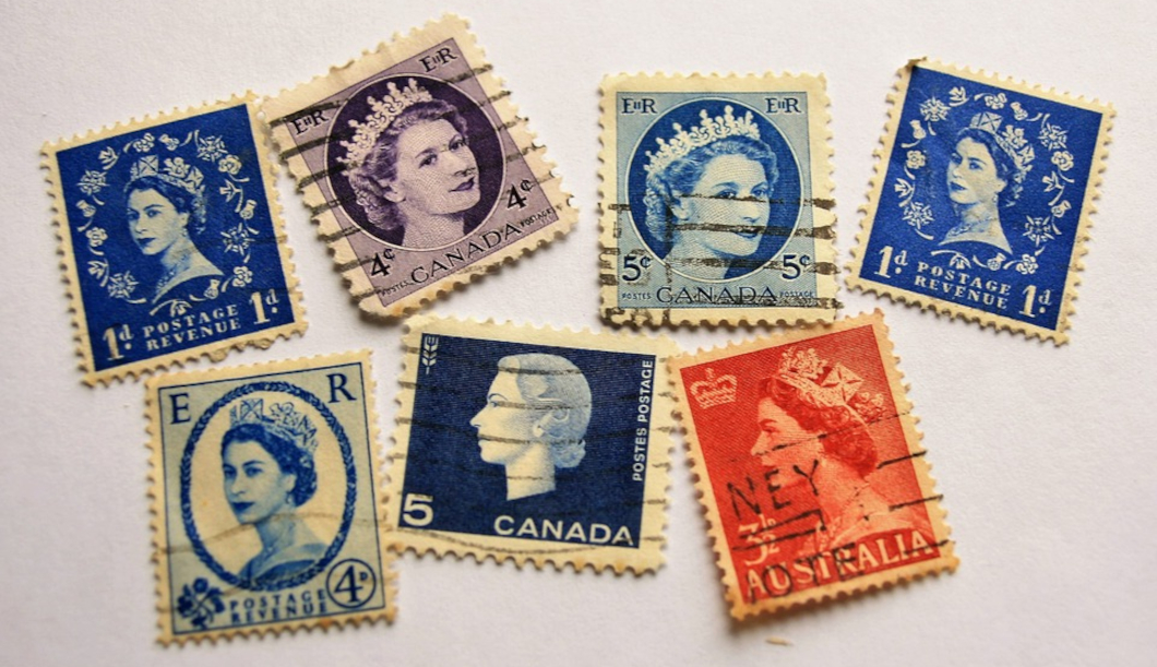 Английская королева заработала на почтовых марках миллионы