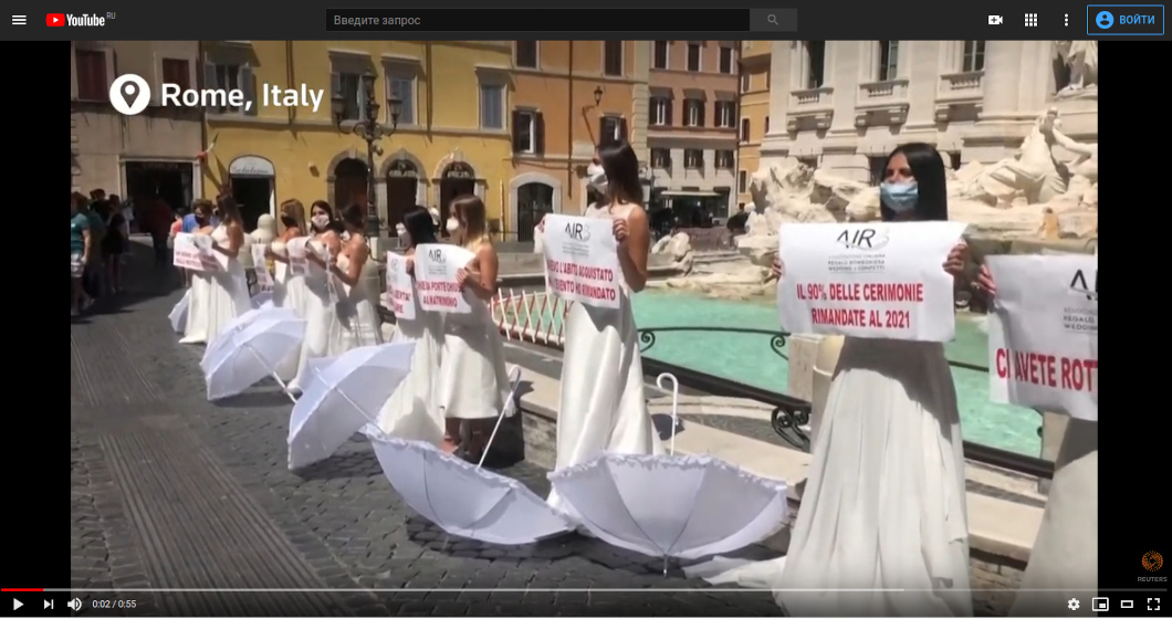 В Риме женщины вышли на акцию протеста в свадебных платьях
